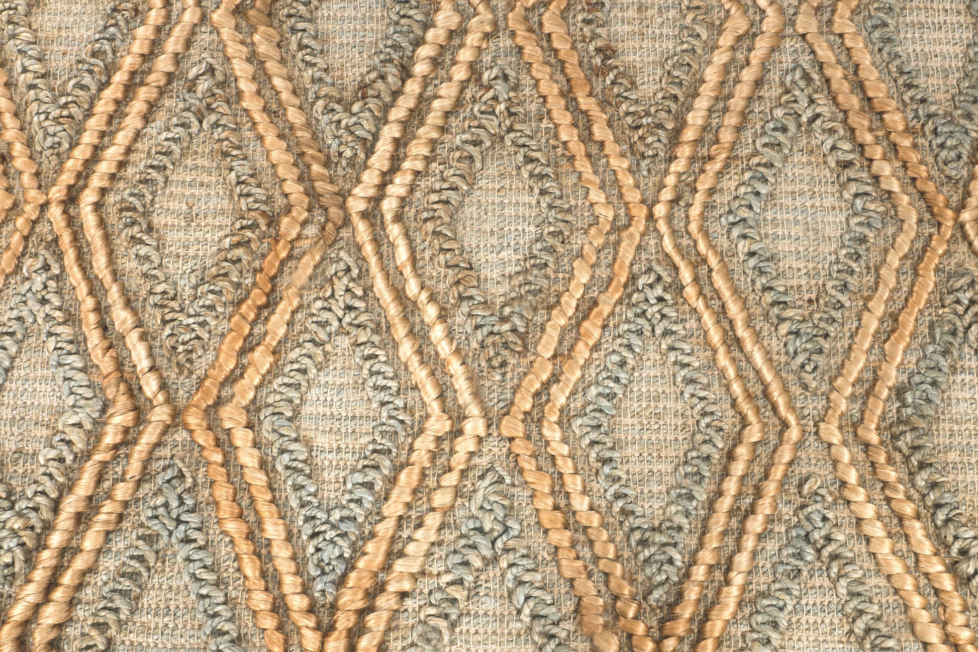 Diamond Elegance Handwoven Jute Accent Rug – Natural Harmony 