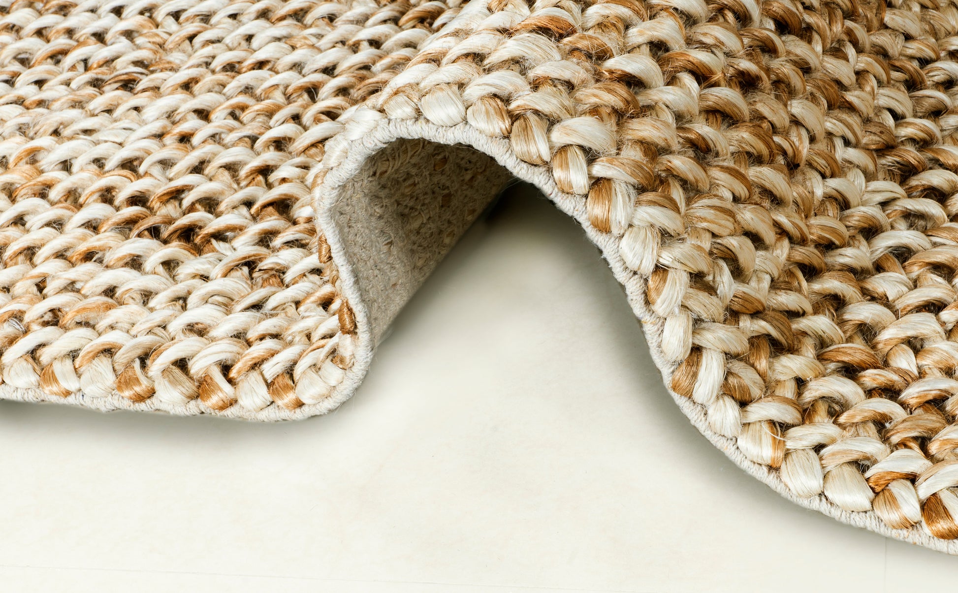 Neutral Knit Handwoven Jute Accent Rug – Cozy Craftsmanship